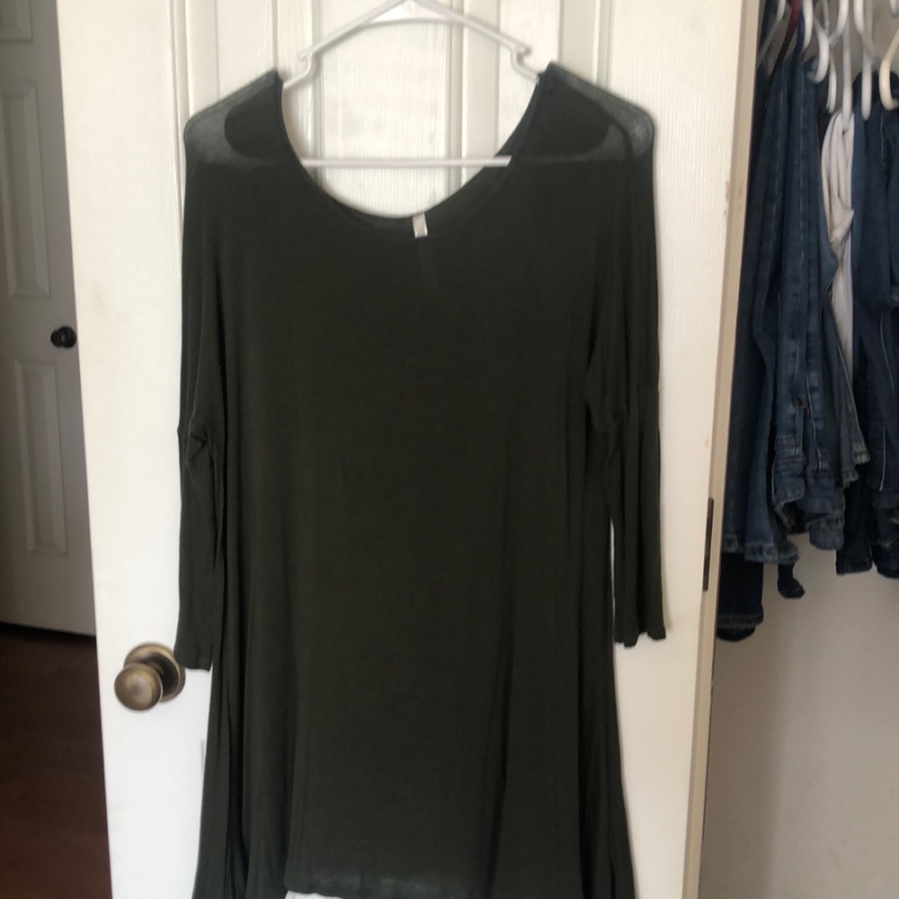 Green tunic with quarter length sleeves